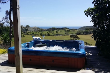 Outdoor spa tub. Twin Palms Ocean Beach, self contained chalet.