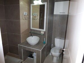 Ensemble douche/baignoire, serviettes fournies
