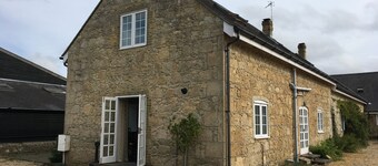 Vakkert ombygd 17. århundre steinstall i hjertet av Isle of Wight