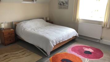 2 bedrooms, iron/ironing board, travel cot, free WiFi