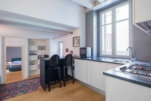 Lave-vaisselle, batterie de cuisine, vaisselle et ustensiles