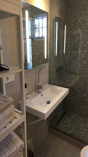 Shower, hair dryer, towels, soap - B & B El Paraiso, apartment Sueno, ADULTS ONLY luxury, comfort, privacy, relax (Altea, Alicante)