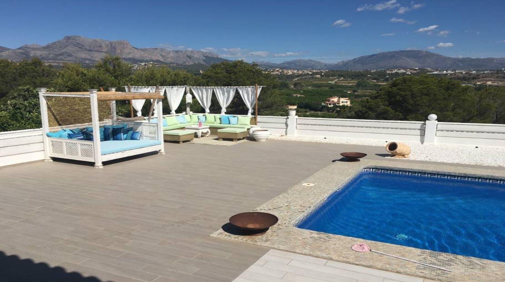 Utendørsbasseng og solsenger