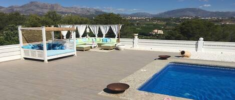 Utendørsbasseng og solsenger