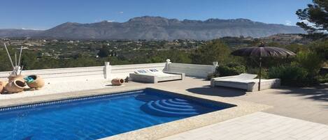 Piscine extérieure, chaises longues
