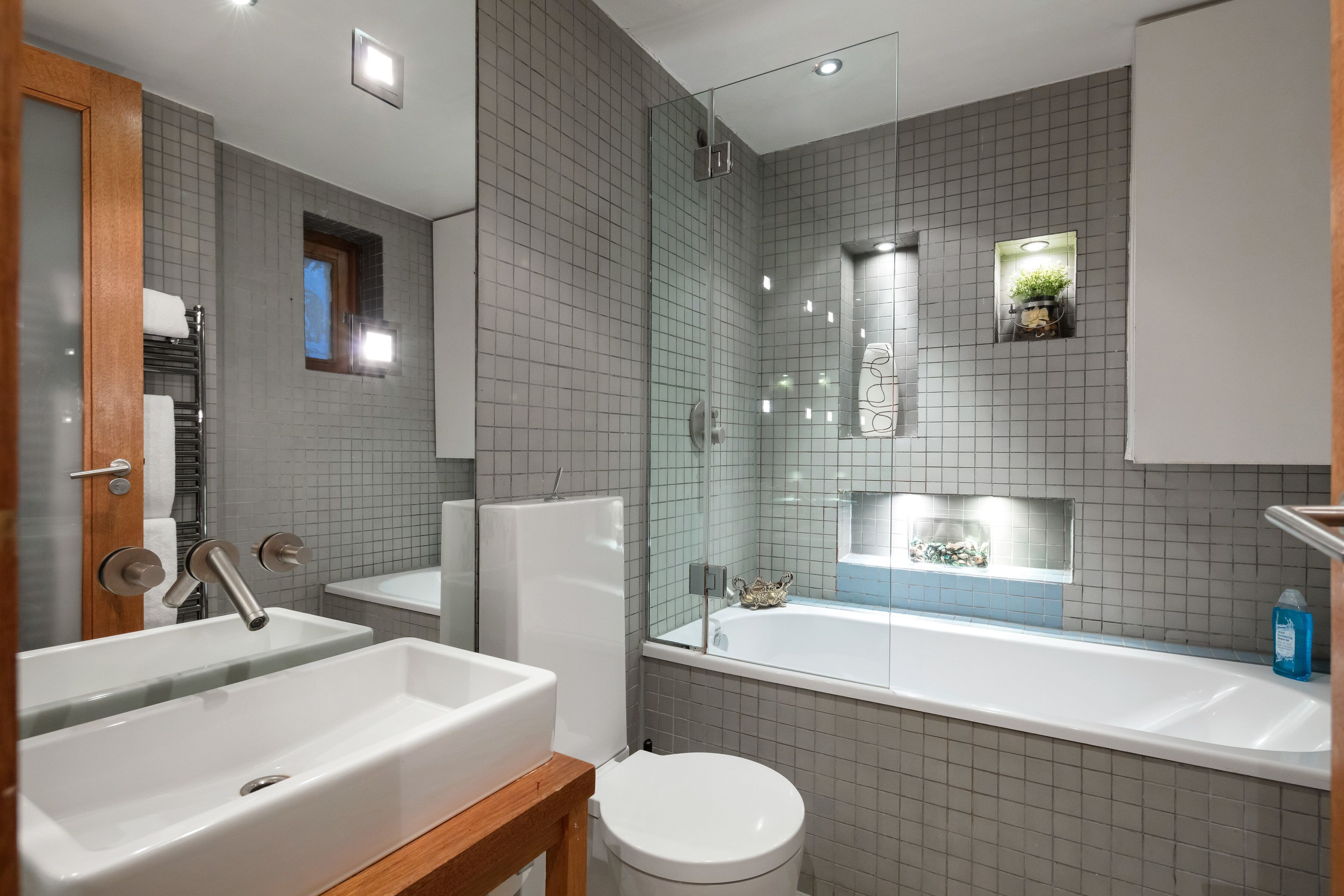 Ensemble douche/baignoire, sèche-cheveux, serviettes fournies, shampoing