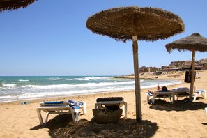 在海滩、沙滩椅、沙滩毛巾