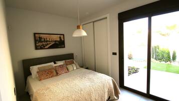 2 slaapkamers, geluiddichte muren, een strijkplank/strijkijzer