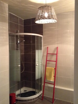 Shower, hair dryer, towels, soap - A ‘Jewel’ Anchored In The Mediterranean & EASY ACCESS TO PROVENCE & COTE D’AZUR (Sète)