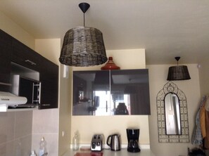 Fridge, microwave, oven, stovetop - A ‘Jewel’ Anchored In The Mediterranean & EASY ACCESS TO PROVENCE & COTE D’AZUR (Sète)