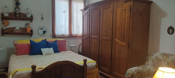 1 غرفة نوم ومكواة/لوح كي وملاءات أسرّة