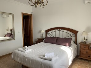 3 bedrooms, iron/ironing board, WiFi, bed sheets