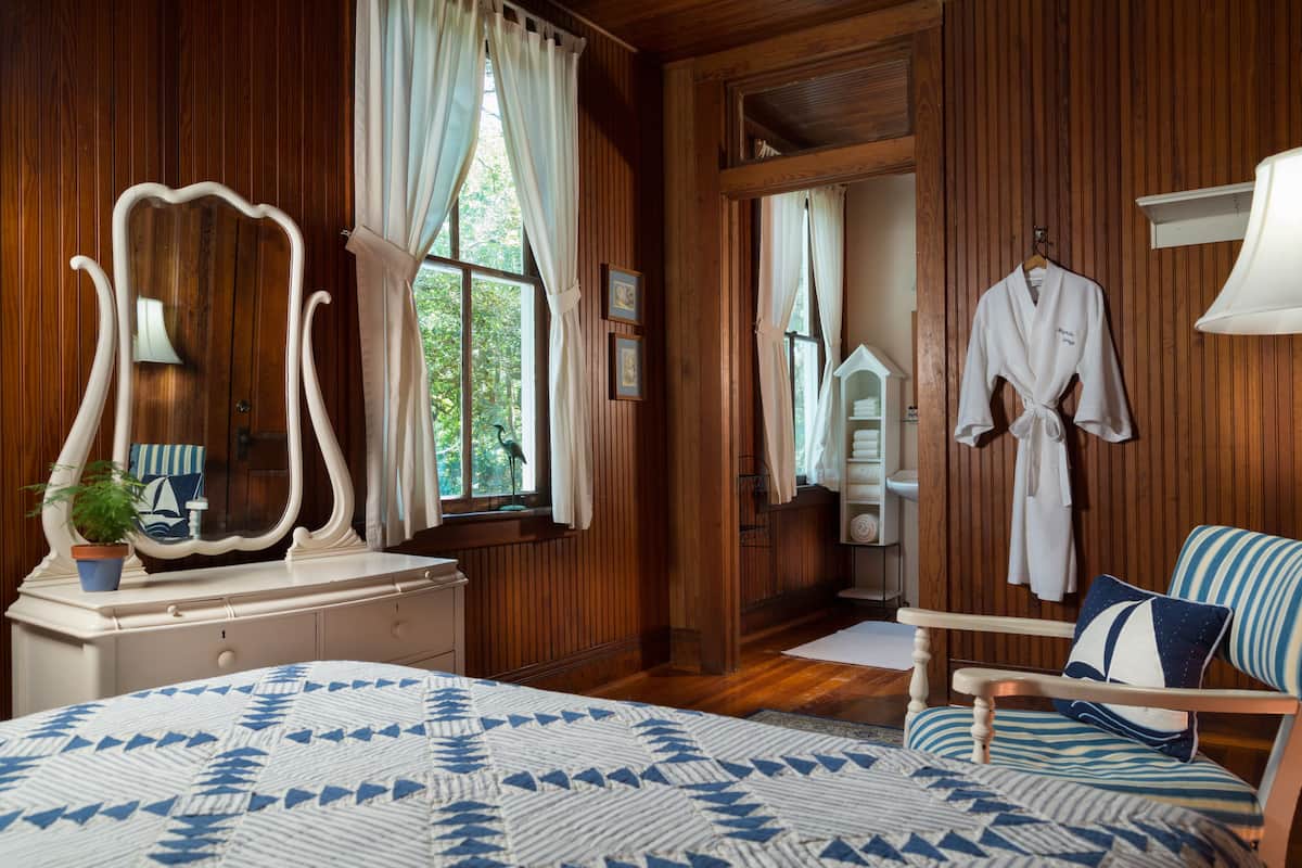 Premier Room, 1 Queen Bed, Non Smoking | Egyptian cotton sheets, premium bedding, individually decorated