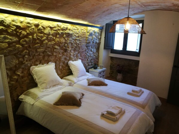4 bedrooms, in-room safe, iron/ironing board, free WiFi