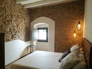 3 bedrooms, in-room safe, iron/ironing board, free WiFi