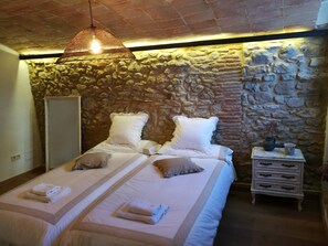4 bedrooms, in-room safe, iron/ironing board, free WiFi