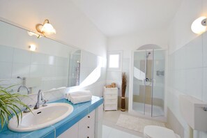 Dusche, Haartrockner, Bidet, Handtücher