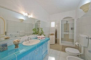 Douche, sĂšche-cheveux, bidet, serviettes fournies