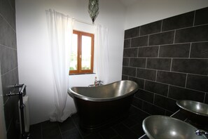 Combinació de dutxa i banyera, assecador de cabells, tovalloles i sabó