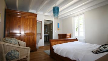 6 chambres, bureau, fer et planche Ă  repasser, lit parapluie