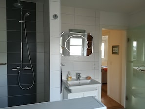 Regadera, secadora de cabello, toallas, jabón 