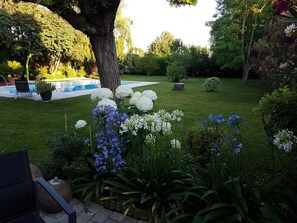 Una piscina al aire libre, una piscina climatizada