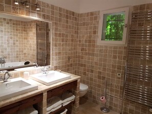 Baignoire, sèche-cheveux, serviettes fournies, savon