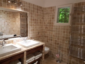 Baignoire, sĂšche-cheveux, serviettes fournies, savon