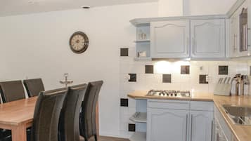 Een koelkast, een kookplaat, een vaatwasser