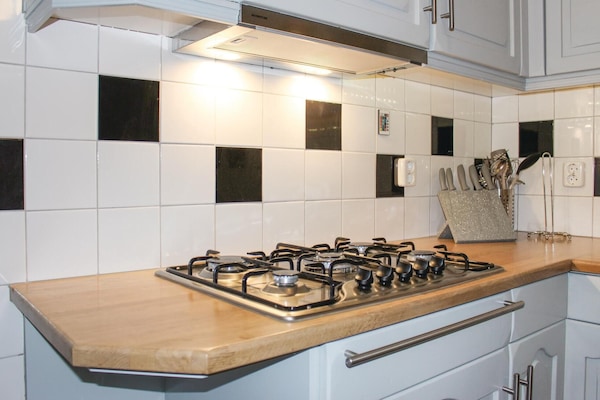 Een koelkast, een kookplaat, een vaatwasser