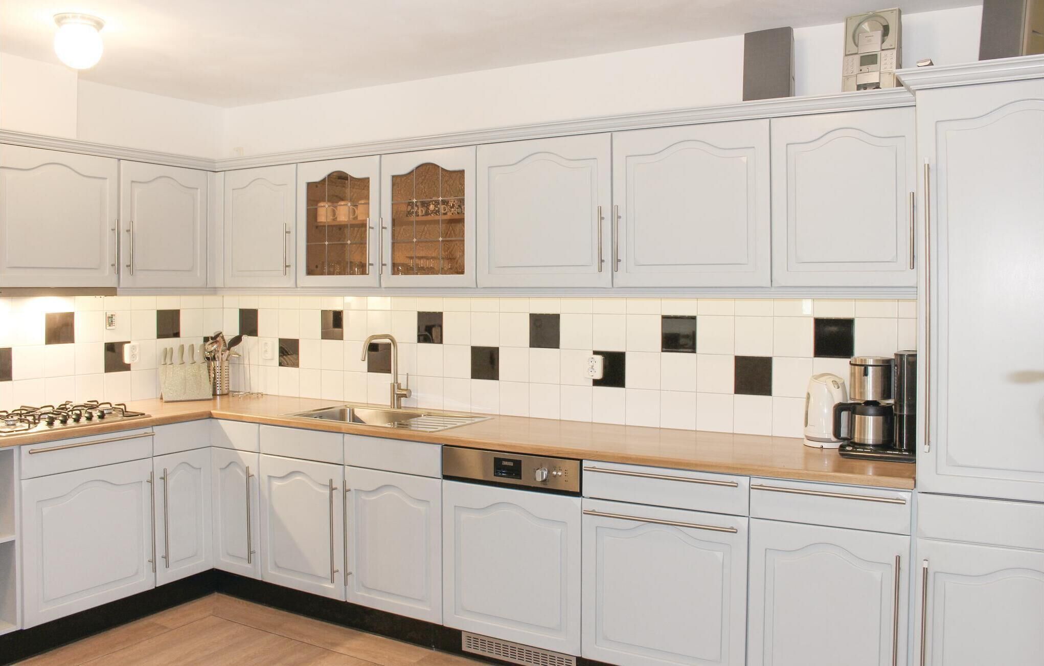 Een koelkast, een kookplaat, een vaatwasser