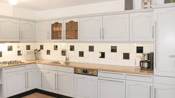 Een koelkast, een kookplaat, een vaatwasser