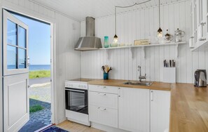 Køleskab, mikrobølgeovn, kogeplade, kaffe-/temaskine