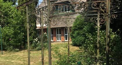 Luxurious country house right on the dike and beach