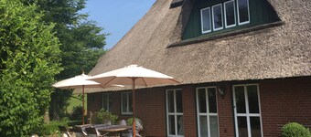 Luxurious country house right on the dike and beach