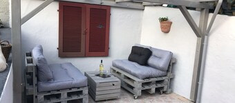 Viihtyisä mökki viinitarhoja