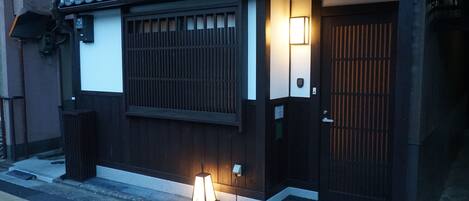 Mặt tiền nơi lưu trú - ban đêm