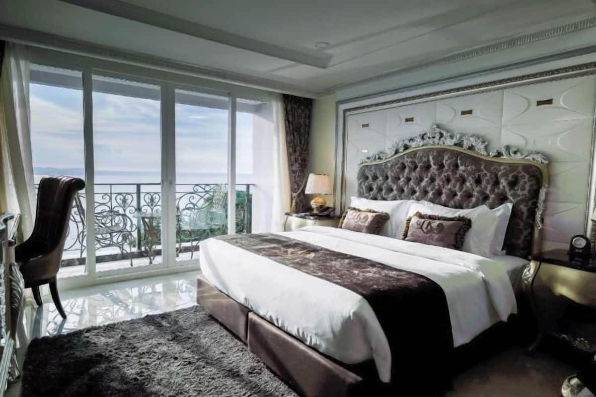 Luxe beddengoed, een minibar, een kluis op de kamer, een bureau