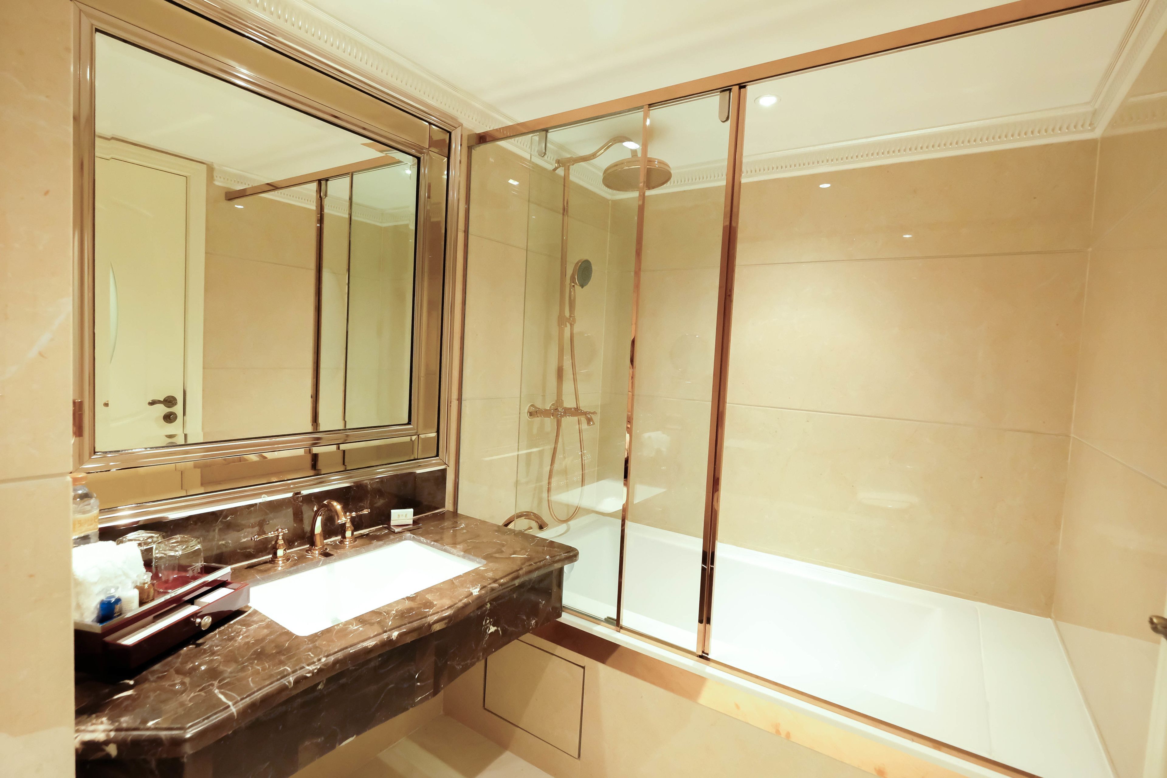deluxe twin bed city view | bathroom | combined shower/bathtub, deep-soaking bathtub, free toiletries