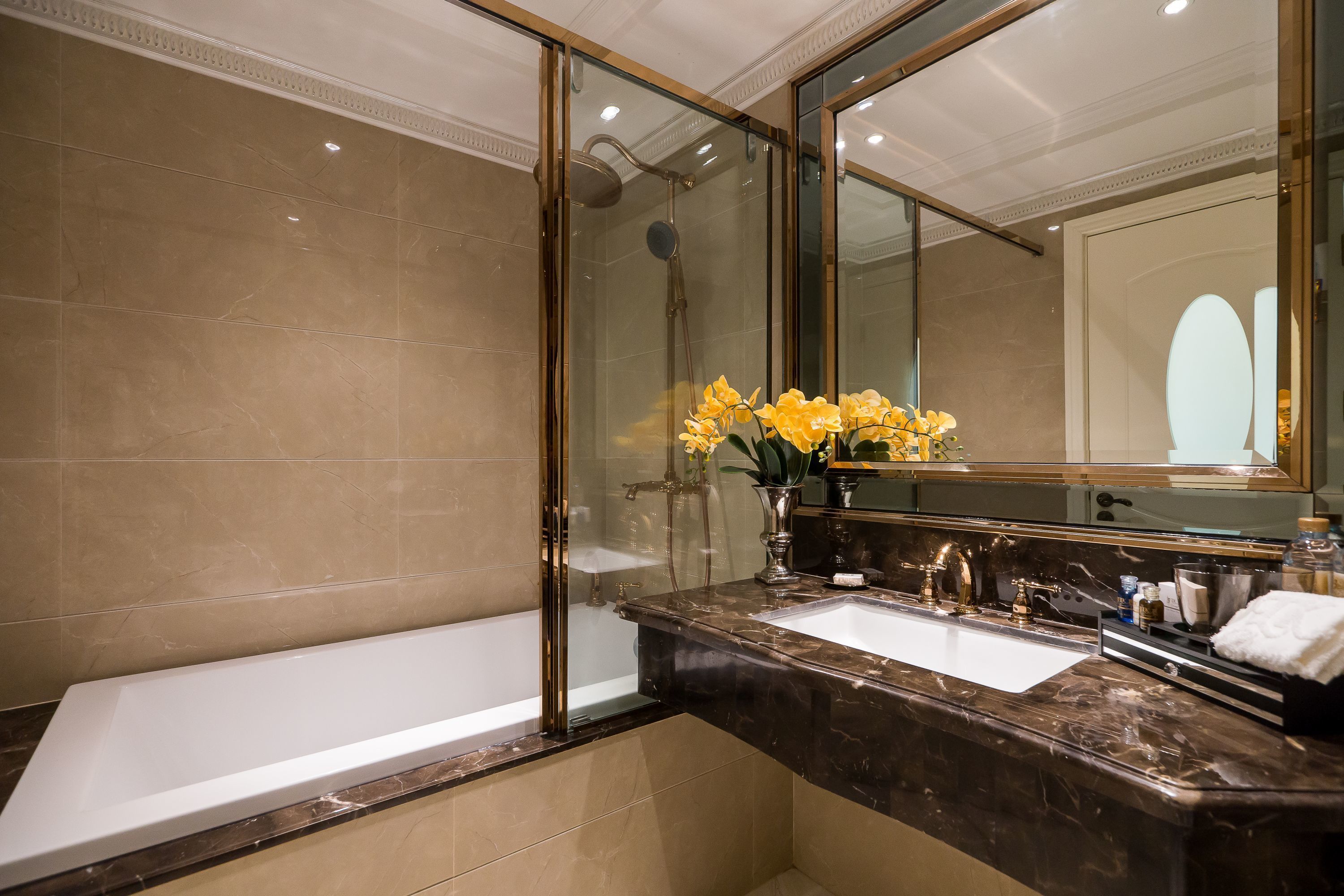 combined shower/bathtub, deep-soaking bathtub, free toiletries