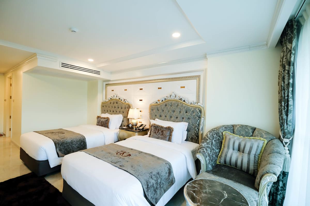 Deluxe Twin Bed City View | Luxe beddengoed, een minibar, een kluis op de kamer, een bureau