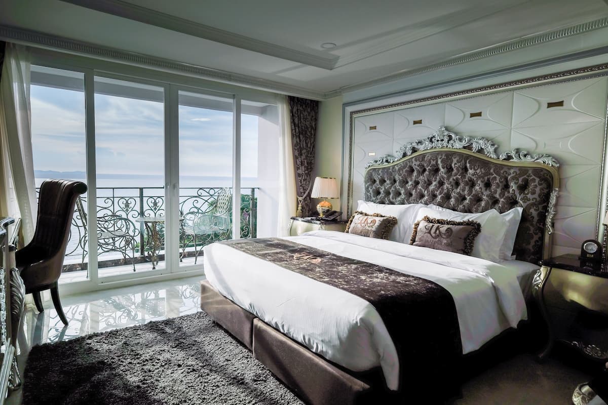 Deluxe kamer, uitzicht op zee | Luxe beddengoed, een minibar, een kluis op de kamer, een bureau