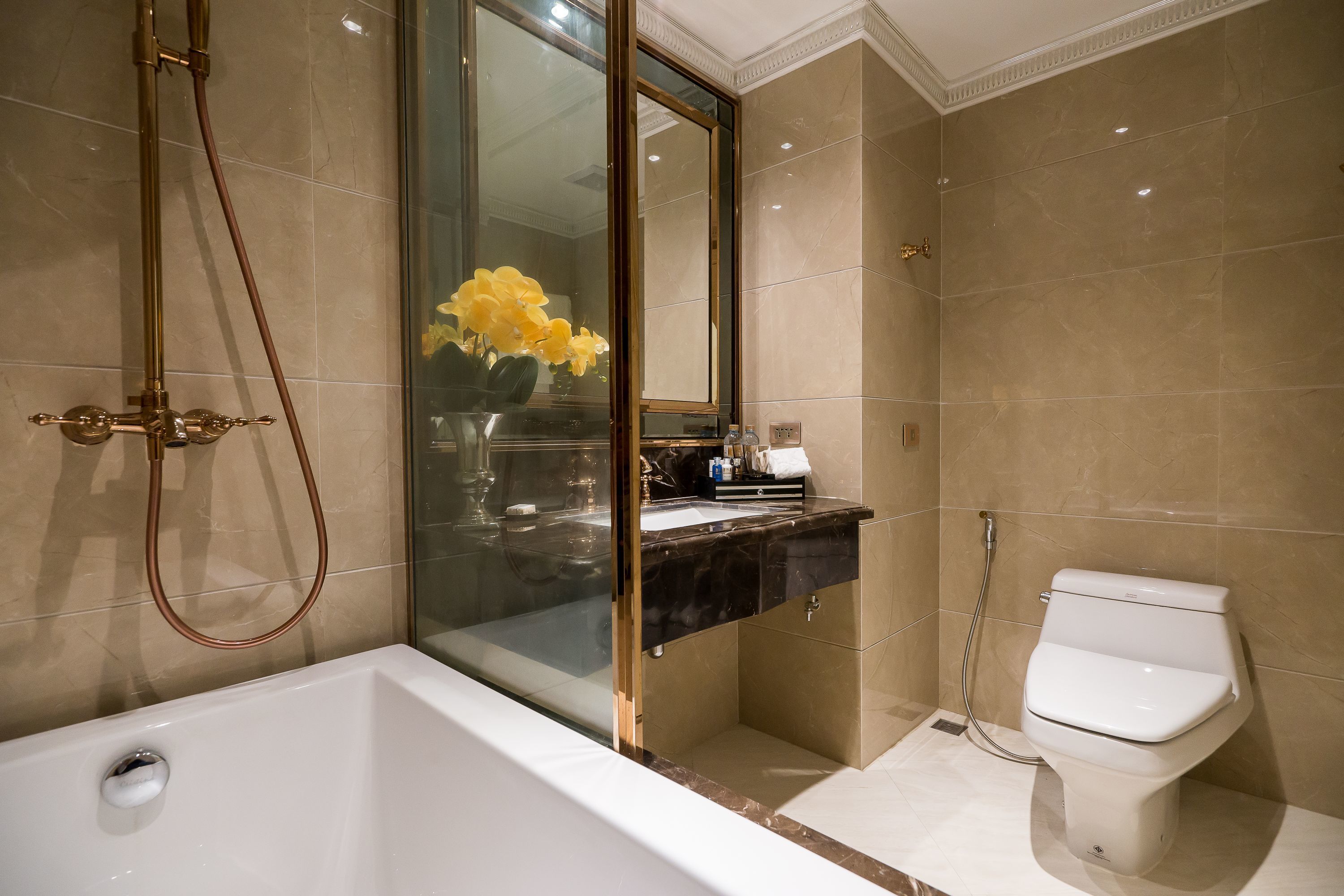 combined shower/bathtub, deep-soaking bathtub, free toiletries