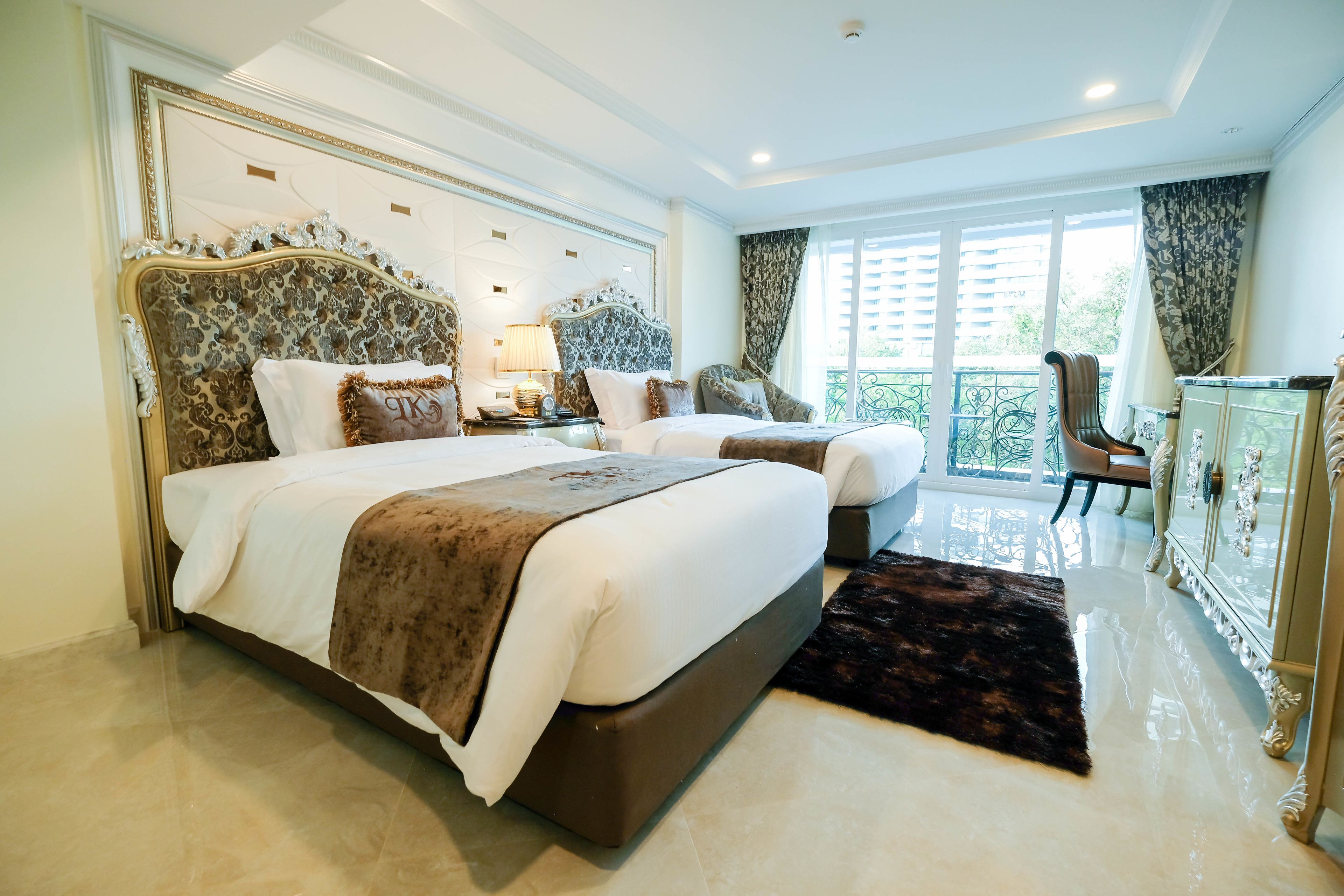 deluxe twin bed city view | premium bedding, minibar, in-room safe, desk