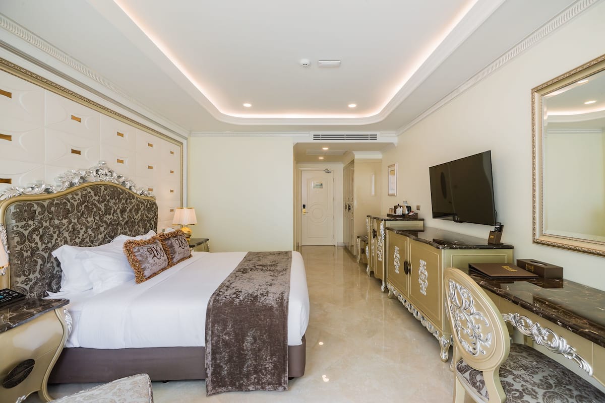 Deluxe Double Room with Pool View | Luxe beddengoed, een minibar, een kluis op de kamer, een bureau