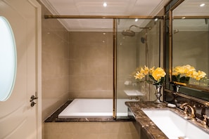 Combined shower/bathtub, deep-soaking bathtub, free toiletries