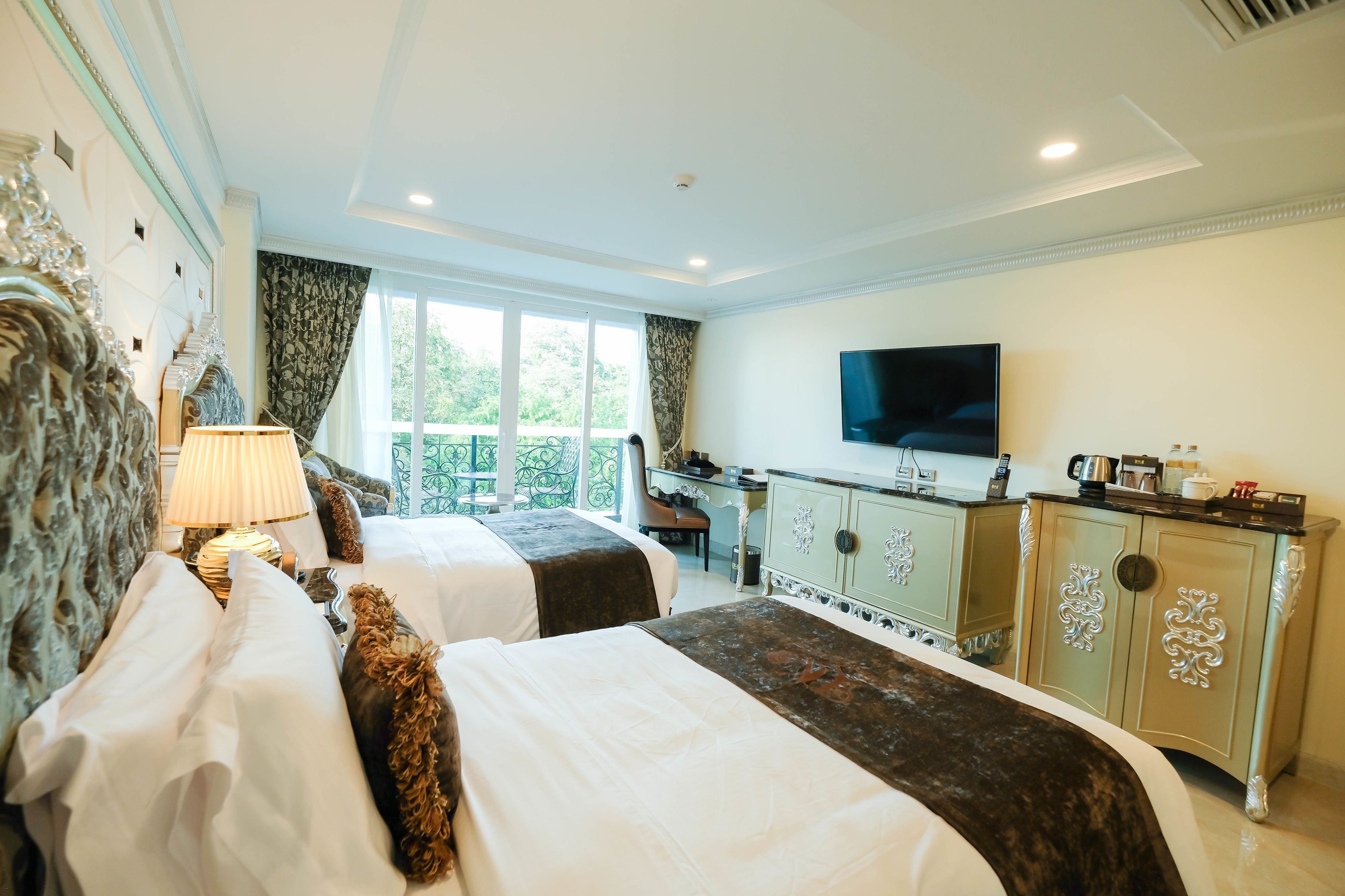 deluxe twin bed city view | premium bedding, minibar, in-room safe, desk