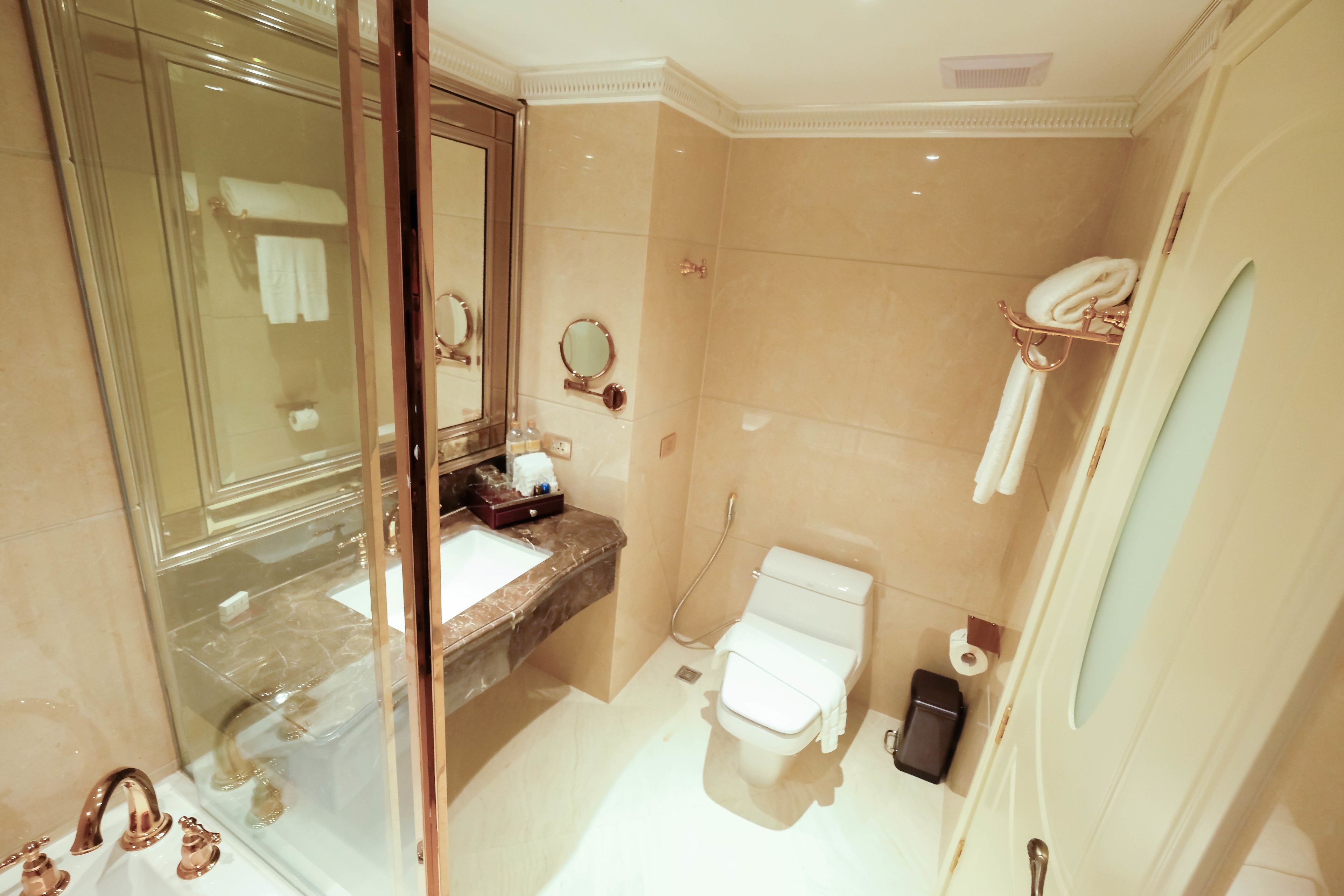 deluxe room, sea view | bathroom | combined shower/bathtub, deep-soaking bathtub, free toiletries