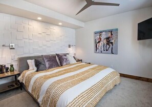 3 bedrooms, iron/ironing board, WiFi, bed sheets - Bring your dog! Immaculate 3bed/2.5ba Homestead private home abuts open space. (Edwards)