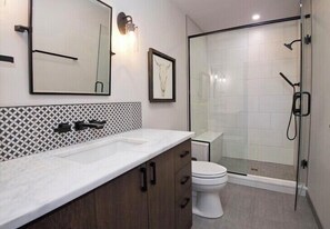 Bañera, secador de pelo, toallas y jabón